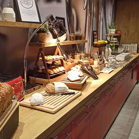 酒店 土伦滨海拉塞纳宜必思酒店