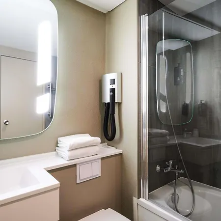 Ibis Toulon Sur 3* لا سين سور مير